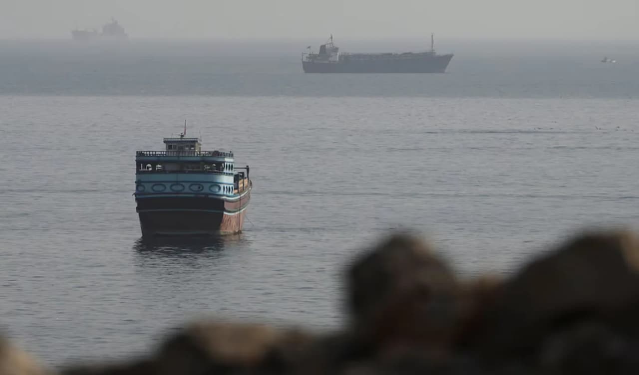 Hormuzo sąsiauris lieka beveik uždarytas – nafta vėl brangsta
