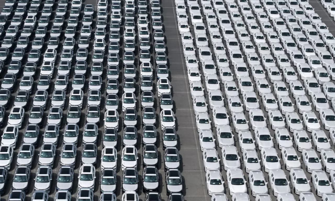 Kinijos automobilių rinka smunka dešimtą mėnesį – gamintojai vis agresyviau veržiasi į pasaulį