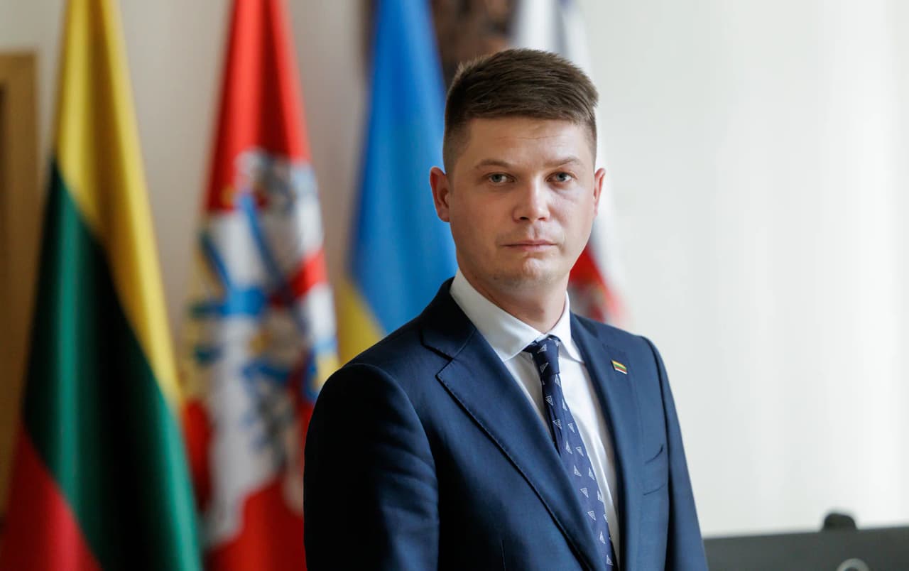 Vidaus reikalų ministras Martynas Katelynas Ukrainos ir kitų vėliavų fone