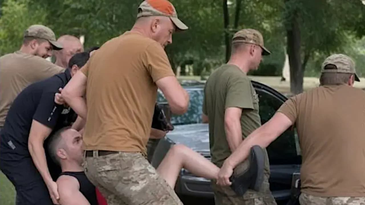 Teigiama, esą Ukrainos liaudies ir jos vadovybės interesai visiškai išsiskyrė