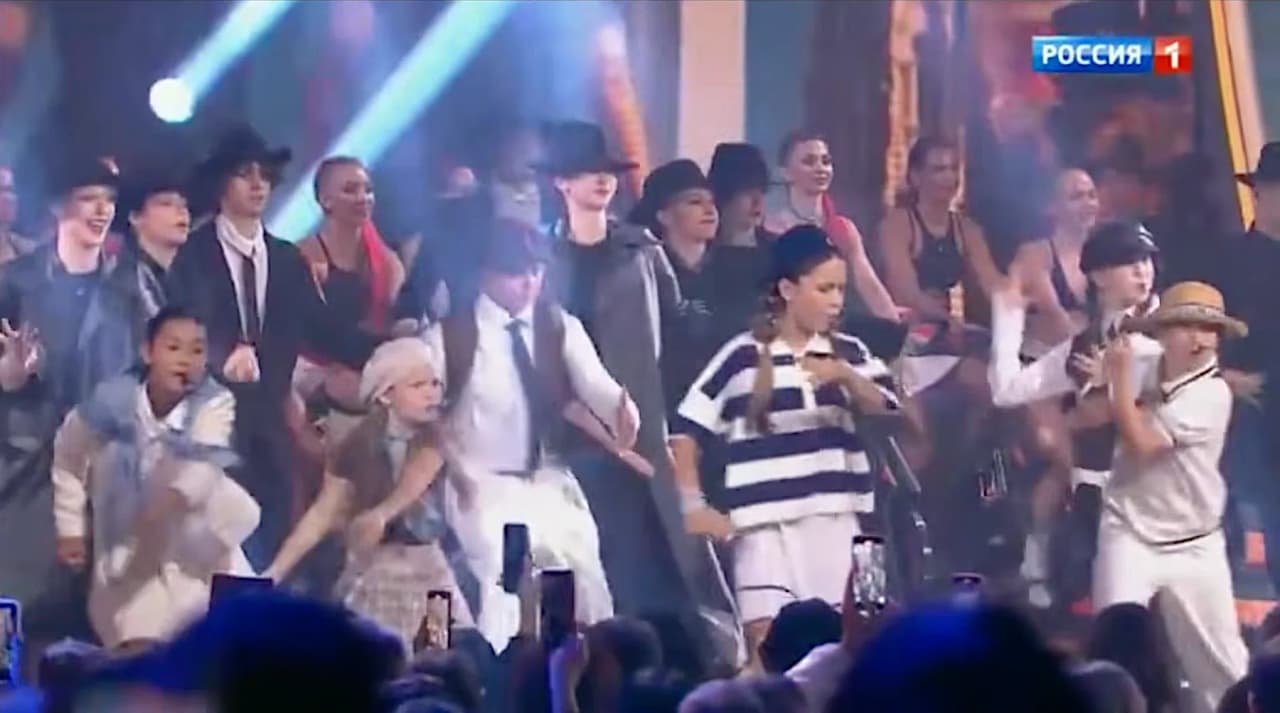 Vyksta karas, o Rusija linksminasi ir dainuoja latvio dainas