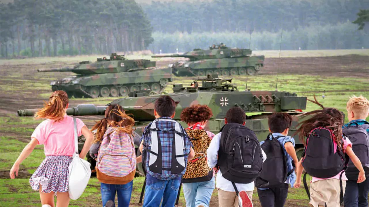 Laimingi deutsche Schüler (vokiečių mokiniai), bėgantys link legendinių tankų LEOPARD, kuriuose savo pareigą Lietuvai ir NATO atlieka jų tėveliai