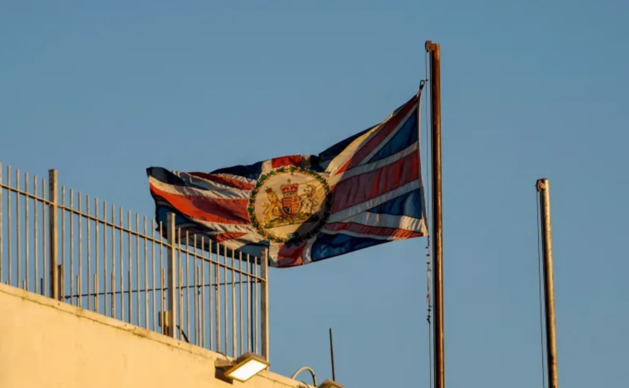 Izraelis uždarinėja britų konsulatą Jeruzalėje, bet neuždarys