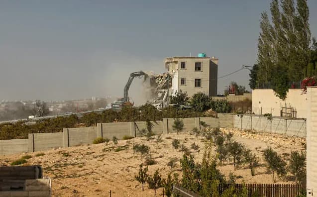 Izraelis pradėjo karinę operaciją Hebrone – palestiniečiai verčiami palikti namus, jų pastatai griaunami