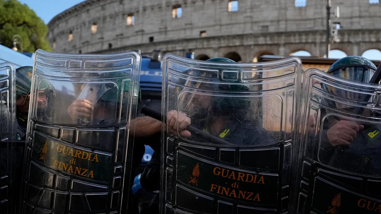 Italijoje streikuojama prieš brangimą ir karines išlaidas