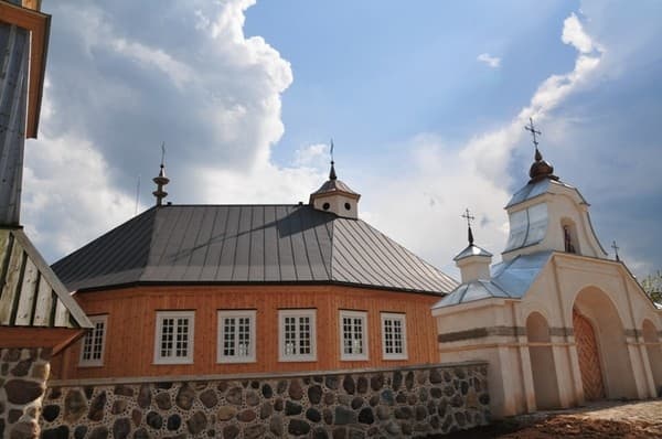 Lietuvos liaudies buities muziejaus miestelyje esanti Švč. Mergelės Marijos Gimimo bažnyčia.