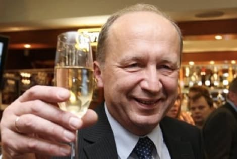 A. Kubilius rado būdų, kaip nevykdyti Aukščiausiojo teismo sprendimo dėl neteisėtų statybų Kuršių nerijoje. Bet ką gali žinoti - gal šis teismo sprendimas premjerui patiks labiau ir V. Giržadas dar šiandien bus grąžintas į darbą. Nuotr. Associated Press,