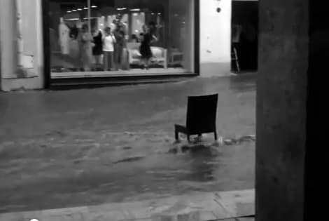Vilniuje gatvėmis plaukioja kėdės (video)