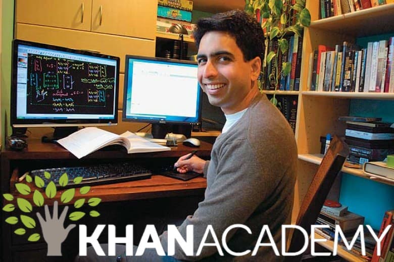 Masačiūsetso technologijų instituto ir Harvardo verslo mokyklos absolventas Salmanas Khanas 2006-iais pelno nesiekiančią interneto akademiją sukurė tam, kad "bet kam ir bet kur būtų prieinamas aukštos kokybės išsilavinimas".