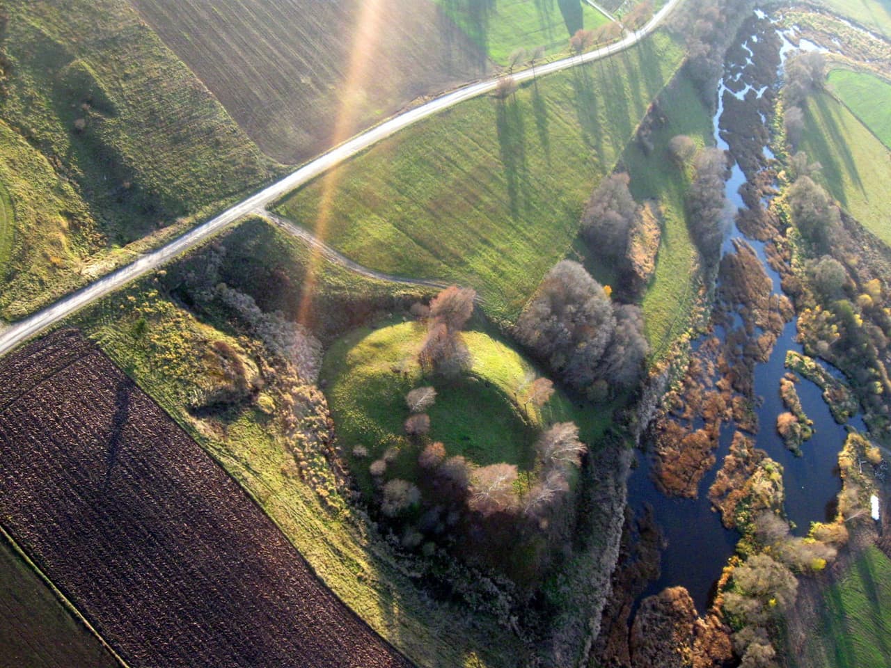Migonių piliakalnis (Kaišiadorių raj.). "Ant tos Piltiekos <piliakalnio> šeimos vyriausiasis taikydavo ir teisdavo besivaržančius ir nuo jos skelbdavo savo nutarimą, kurio jau neatšaukdavo. Kai kas nors iš jo šeimos numirdavo, uždegdavo ant Piliakalnio vi