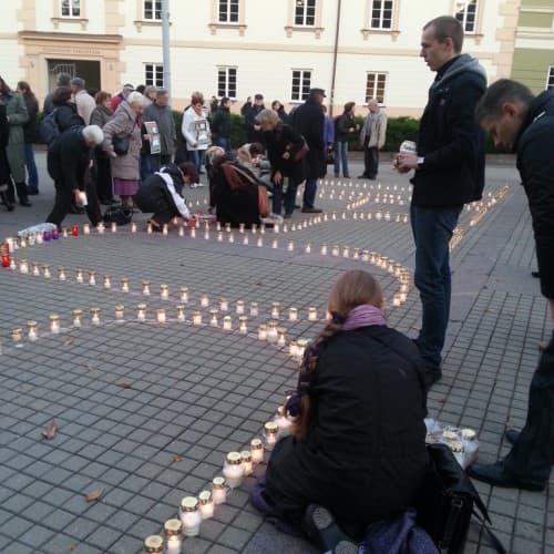 Vilniaus Simono Daukanto aikštėje – meno akcija „Neužmiršim, nesitrauksim!“