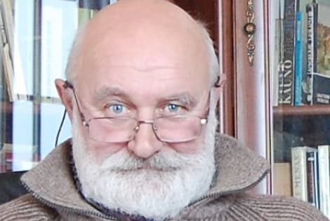 Linas V. Medelis: "Banderlogizacijos apimtoje valstybėje paprastai vyrauja dvi klasės - okupantai ir gyventojai. Okupantai yra su jokia klase ar gyventojų socialiniu sluoksniu neusitapatinantis vagių elitas, mafija, kontroliuojanti valstybę, ir jos pagalb