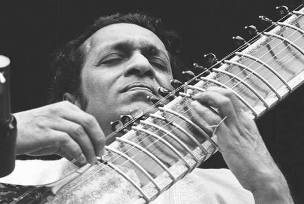 Ravi Shankar. Nuotr. iš o.aolcdn.com