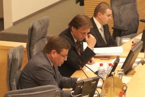 Seimo pirmininkas (kairėje) ir jo kolegos. Nuotr. E.eu