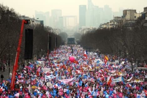 Kai kam iš šios protestuojančios minios teko paraugauti ir ašarinių dujų.