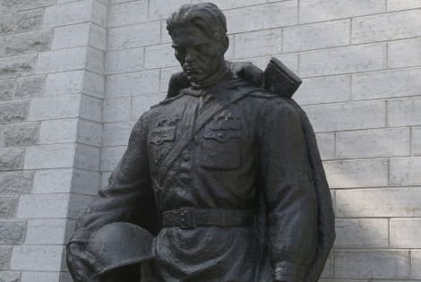 2007 metais, reaguodami į Bronzinio kario perkėlimą, kruvinas riaušes ir susirėmimus su policija, kurių metu vienas žmogus žuvo ir dar mažiausiai 44 buvo sužeisti, sukėlė Rusijos kurstomi rusakalbiai. Dabar, anot estų rašytojo, neramumus gali sukelti paty