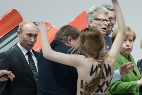 Kremlius ragina Vokietiją nubausti prieš V. Putiną protestavusias pusnuoges merginas