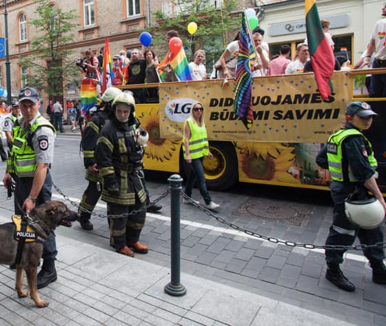 Visomis įmanomomis policijos ir gaisrininkų pajėgomis saugomi eitynių „Už lygybę” dalyviai pabrėžė didžiavimąsi savimi. Nuotr. E.eu