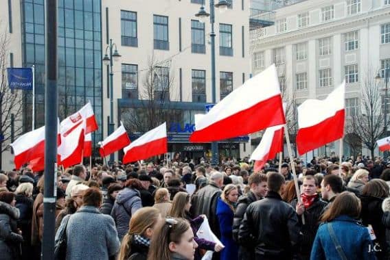 Lenkiškos vėliavos Lietuvos lenkų pikete | J. Česnavičiaus nuotr.