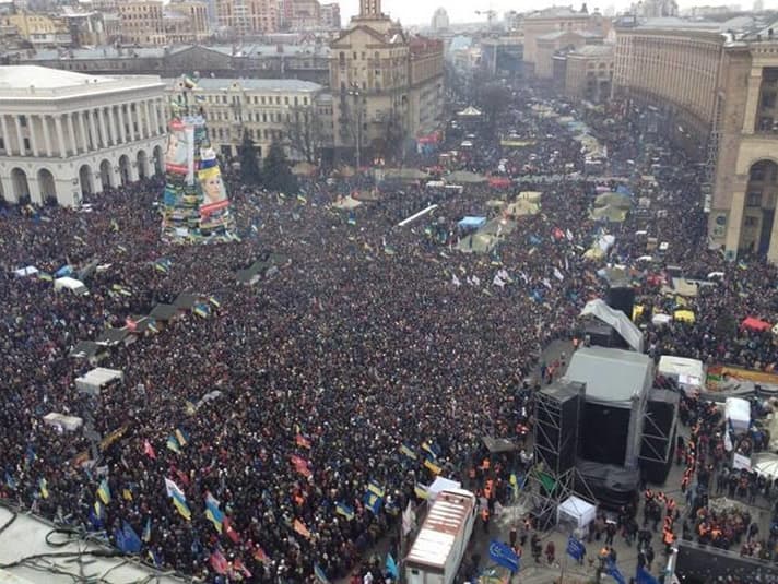 Tautos večės dalyviai Maidane uždraudė V. Janukovyčiui pasirašyti dokumentus dėl Ukrainos stojimo į Muitų sąjungą