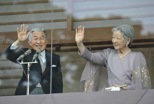 80-mečio proga Japonijos imperatorius Akihitas su žmona Mičiko pasirodė viešai