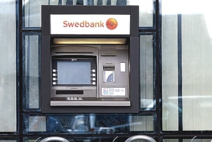Nuo pirmadienio Latvijos bankai pradeda laipsniškai atjunginėti bankomatus
