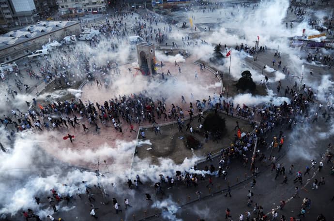 Turkijos pajėgos atidengė ugnį į protestuotojus, žuvo žmogus