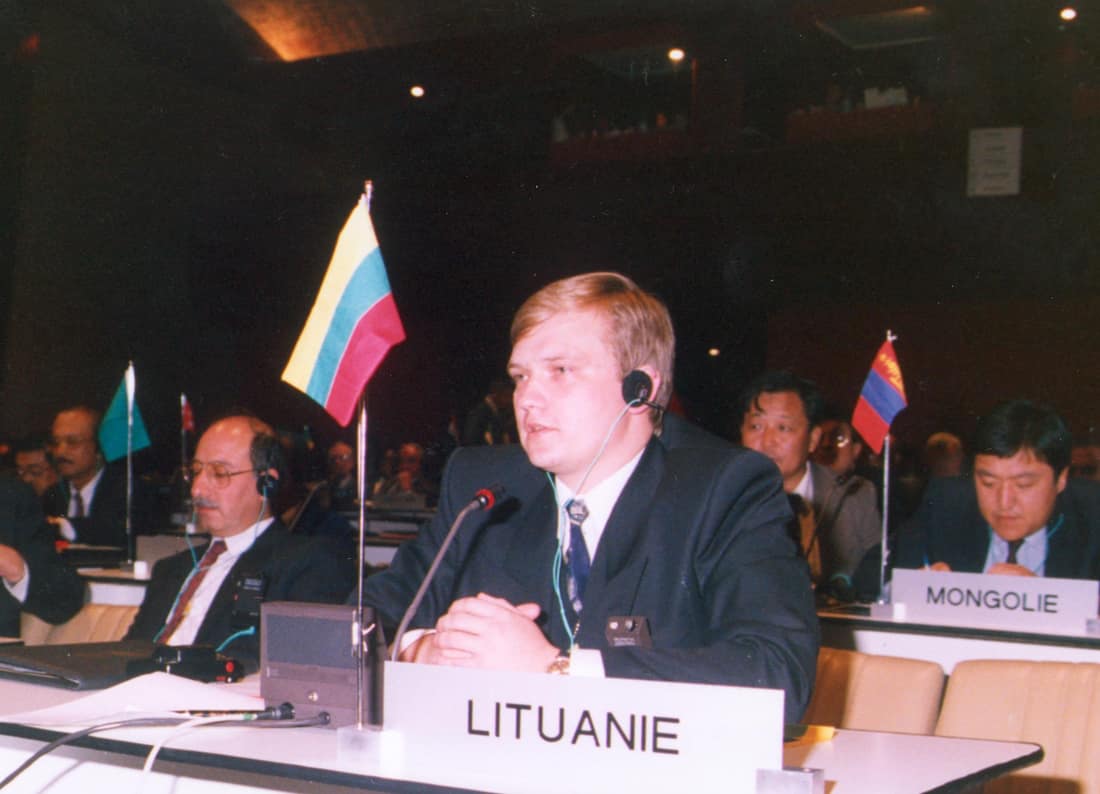 Lietuvos Respublikos atstovas Z. Vaišvila 60-sios Interpolo Generalinės Asamblėjos sesijos atidaryme, 1991 m. lapkričio 4 d. Nuotr. organizatorių