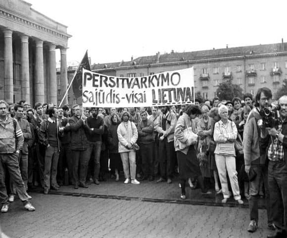 1988 m. birželio 21 d. pirmas nesankcionuotas Sąjūdžio mitingas prie Aukščiausios Tarybos. Nuotr. R.Lanko