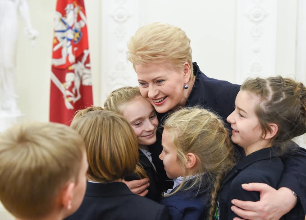 Vienas mėgstamiausių prezidentės Dalios Grybauskaitės užsiėmimų - dažnų fotosesijų metu paveiksluotis su vaikais. Europoje mūsų šalies vadovė šioje srityje tituluojama vienvalde lydere. Nuotr. prezidentas.lt