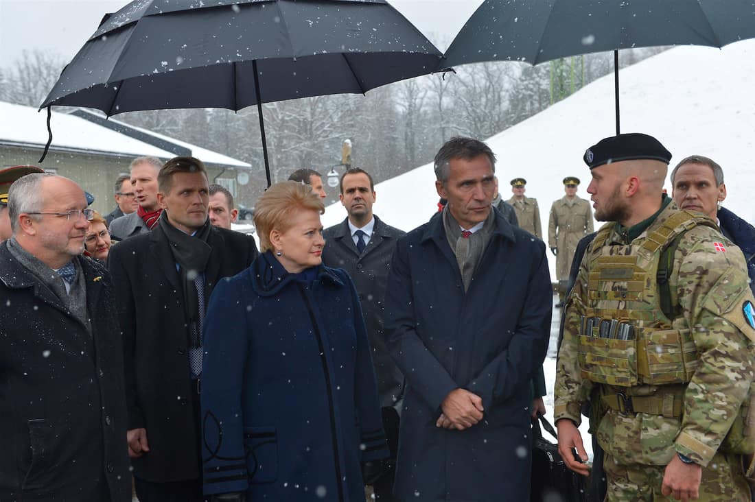 Lietuvos krašto apsaugos ministras, NKVD gaisrininko duktė, NATO vadovas ir Lietuvos karys apsikeičia nuomonėmis. Nuotr. prezidentas.lt