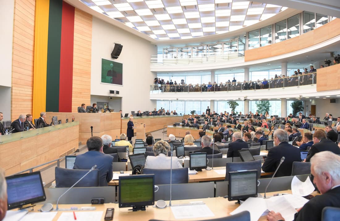 Prezidentė skaito metinį pranešimą. Nuotr. prezidentas.lt