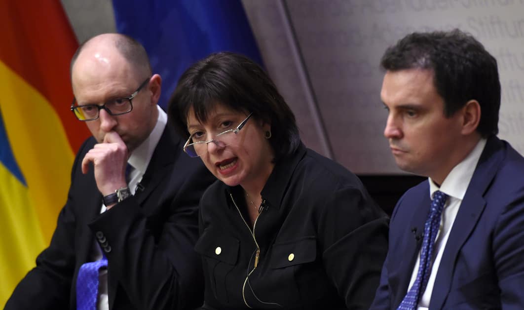 N. Jaresko (viduryje). Nuotr. observer.com