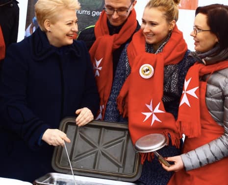 Maltiečių sriubą badaujantiems mėgsta pilstyti ir dabartinė šalies vadovė Dalia Grybauskaitė. Nuotr. maltieciai.lt