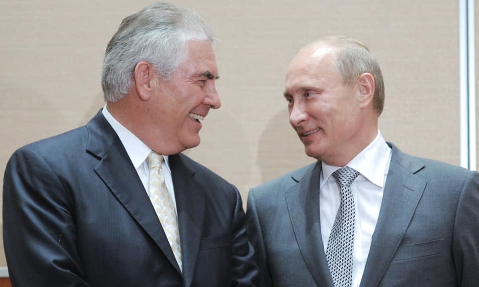Naftos milžinės „ExxonMobil“ vadovas Reksas Tilersonas (Rex Tillerson, kairėje) siūlomas į itin svarbų valstybės sekretoriaus postą naujoje JAV administracijoje. Nuotr. forbes.com