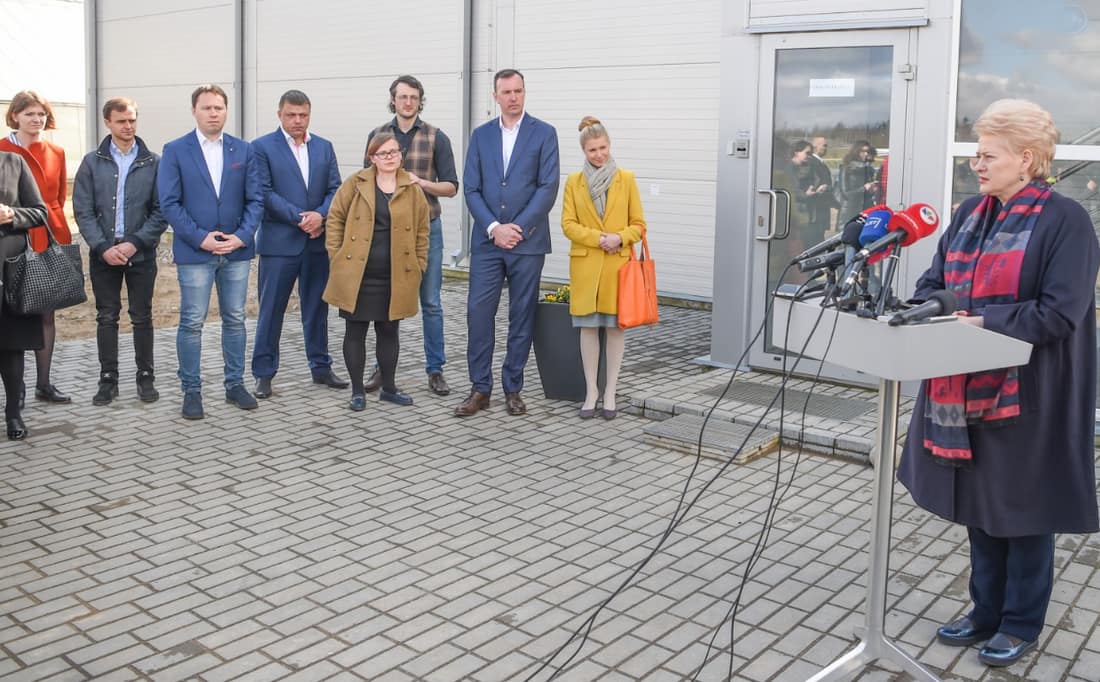 Sugrįžę emigrantai klausosi prezidentės kalbos. Nuotr. prezidentas.lt
