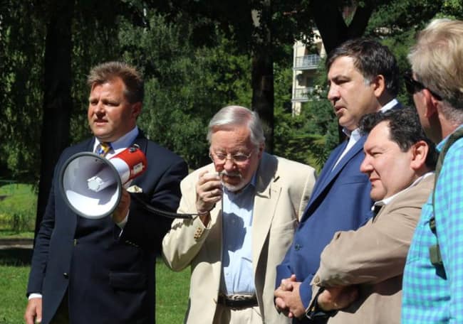 Pasityčiojimo iš Gruzijos teisingumo akcijos dalyviai prie Rusijos ambasados Vilniuje. Nuotr. facebook.com