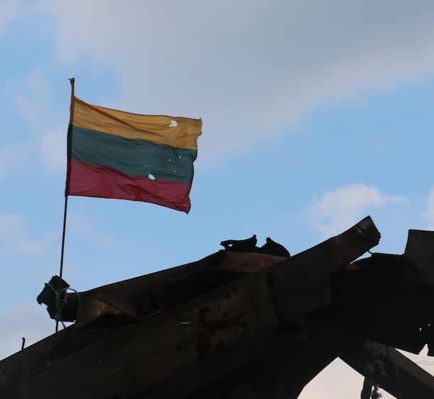 Švedo pastangomis, Ukrainos ir Rusijos karo fronto linijoja plėvesuoja Lietuvos vėiavos. Nuotr. facebook.com