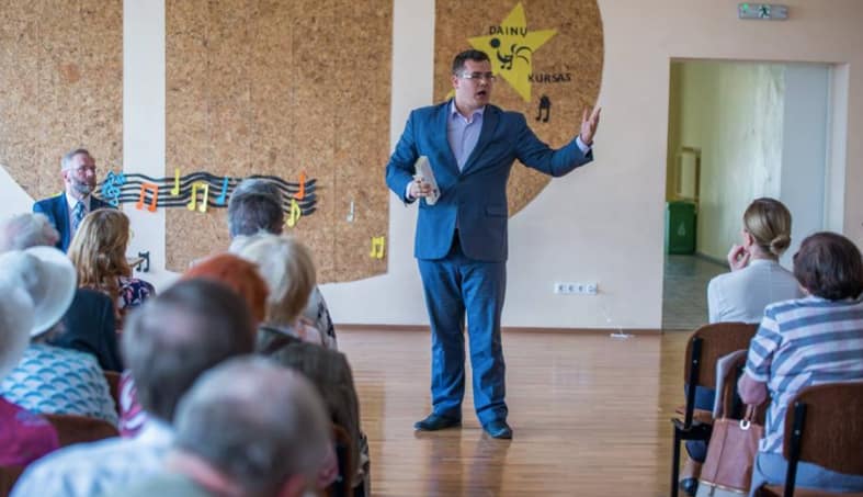 Buvęs kovotojas prieš Lietuvos narystę ES, konservatorius Laurynas Kasčiūnas (stovi). Nuotr. facebook.com