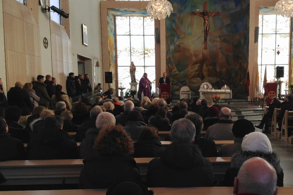 Šventąjį raštą žmonėms skaito konservatorius Vygaudas Ušackas. Nuotr. E.eu