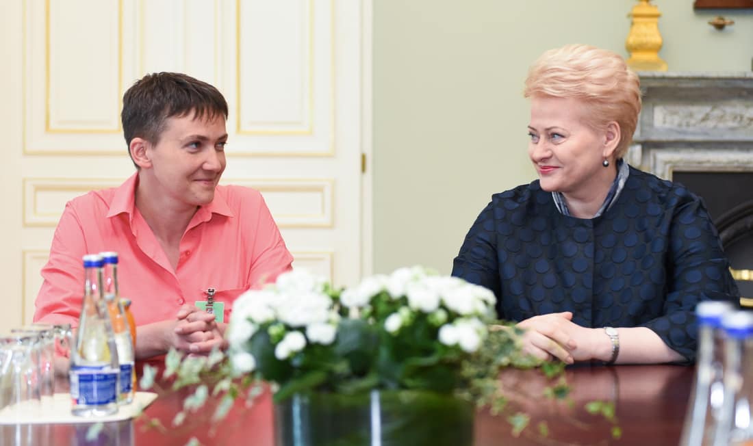 Prieš dvejus metus prezidentė, mokslų daktarė Dalia Grybauskaitė dar nežinojo, kad sėdi ne šalia didvyrės, o Kremliaus mafijai tarnaujančios teroristės. Nuotr. prezidentas.lt
