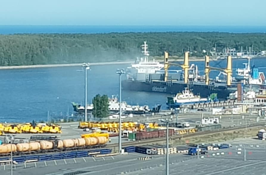 Nuolatiniai dulkių debesys kraunant laivus KJKK „Bega“. Foto - autoriaus.