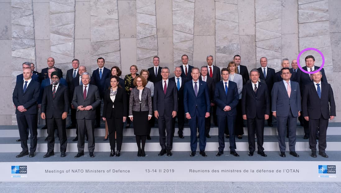 R. Karoblis (galvutė pažymėta violetiniu apskritimu). Nuotr. nato.int