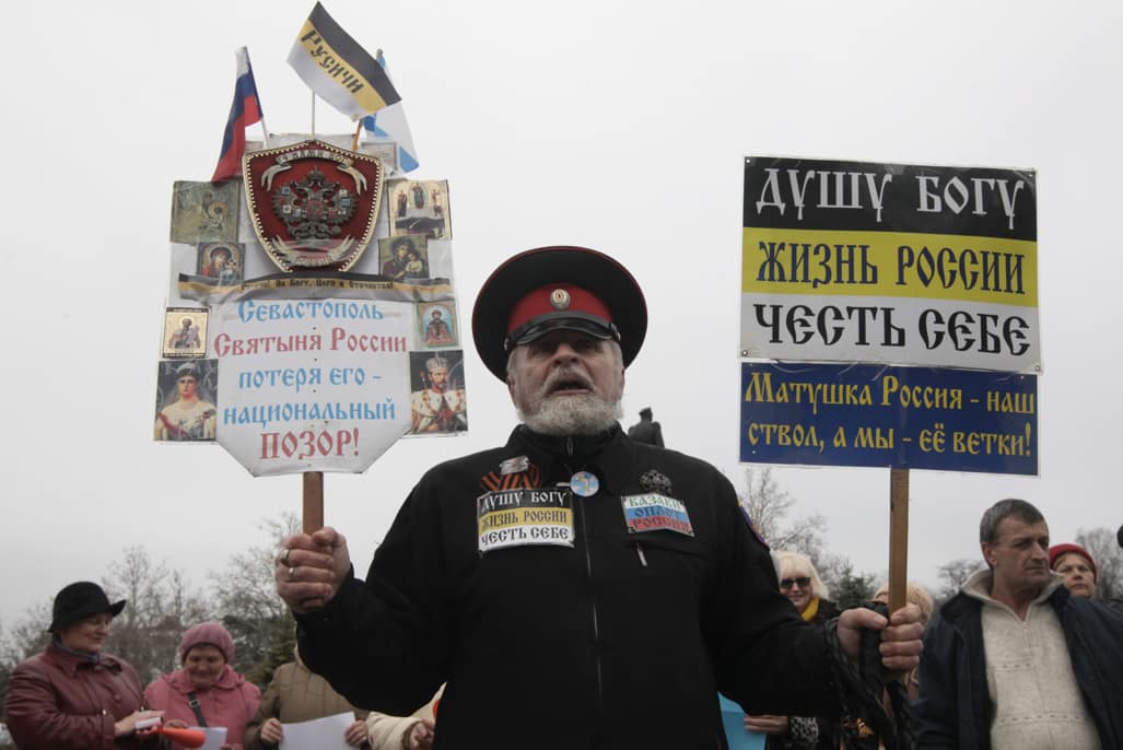 Krymo mieste Sevastopolyje per mitingą prorusiškos grupuotės užsipuolė aktyvistus, palaikančius naująją Ukrainos vyriausybę. Nuotr. EPA-Eltos