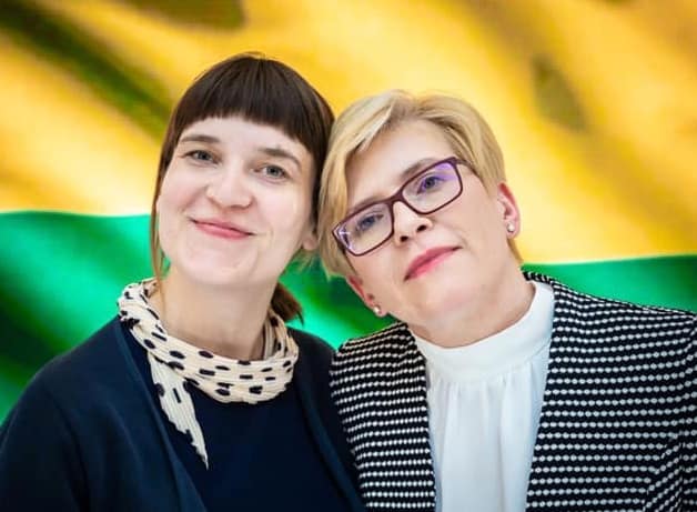R. Morkūnaitė-Mikulėnienė (kairėje). Nuotr. facebook.com