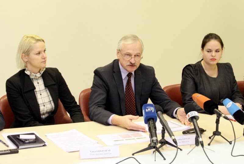 Ūkio ministro patarėja ryšiams su visuomene Vaiva Gogelienė, ūkio ministras E. Gustas, Ūkio ministerijos Geresnio reglamentavimo ir verslo priežiūros departamento direktorė Milda Kaupelienė. Nuotr. iš „ukmin.lt“