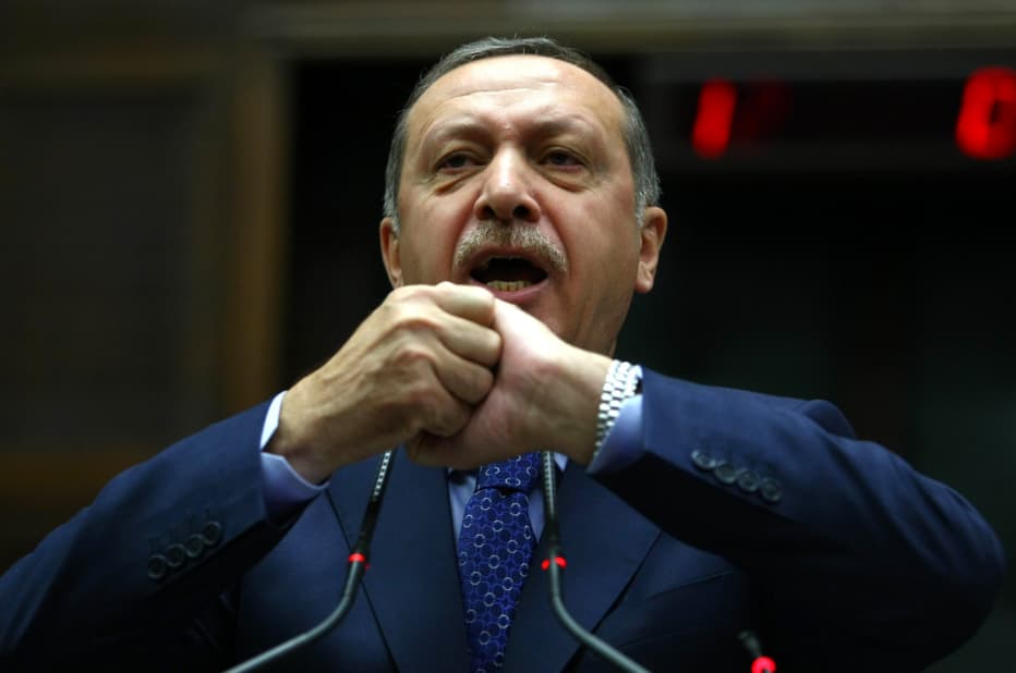 Turkijoje teisėsaugos institucijos praeitų metų gruodžio pabaigoje įvykdė ilgai ruoštą neeilinę operaciją pavadinimu „Didelis kyšis“, jos metu buvo suimti 52 asmenys (kai kurie – labai įtakingi). Žinoma, visa tai neigiamai paveikė šalies premjero R. T. Erdoğano pozicijas. Labiausiai jį supykdė faktas, kad teisėsauga veikė slaptai.