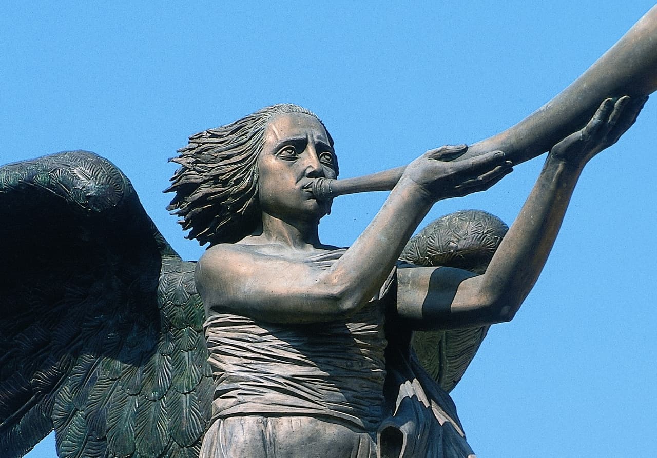 Trimituojantis angelas Vilniuje. Skulpt. R. Vilčiauskas. 2001 m. E.eu nuotr.