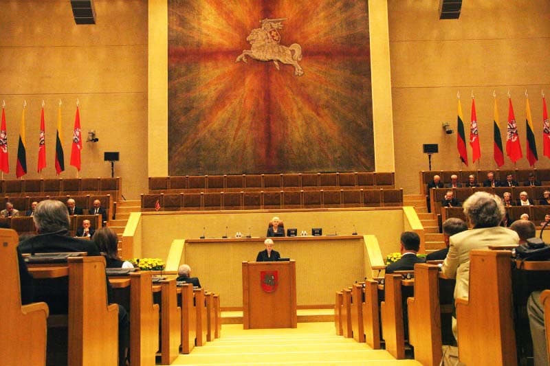Lietuvos lenkų politikai protestuodami paliko Seimo posėdžių salę