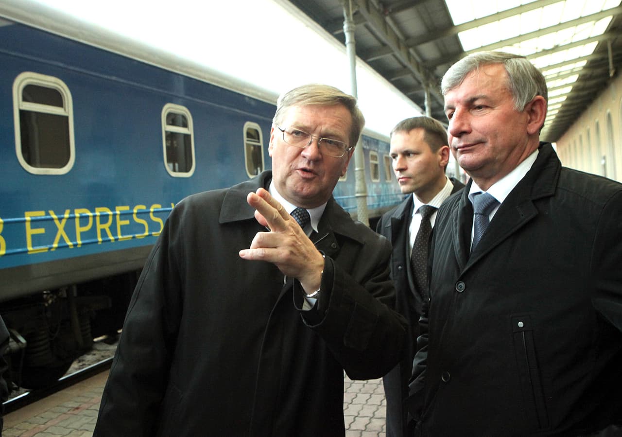 Bendrovės „Lietuvos geležinkeliai“ generalinis direktorius Stasys Dailydka (kairėje) ir susisiekimo ministras R. Sinkevičius. Dainiaus Labučio (ELTA) nuotr.
